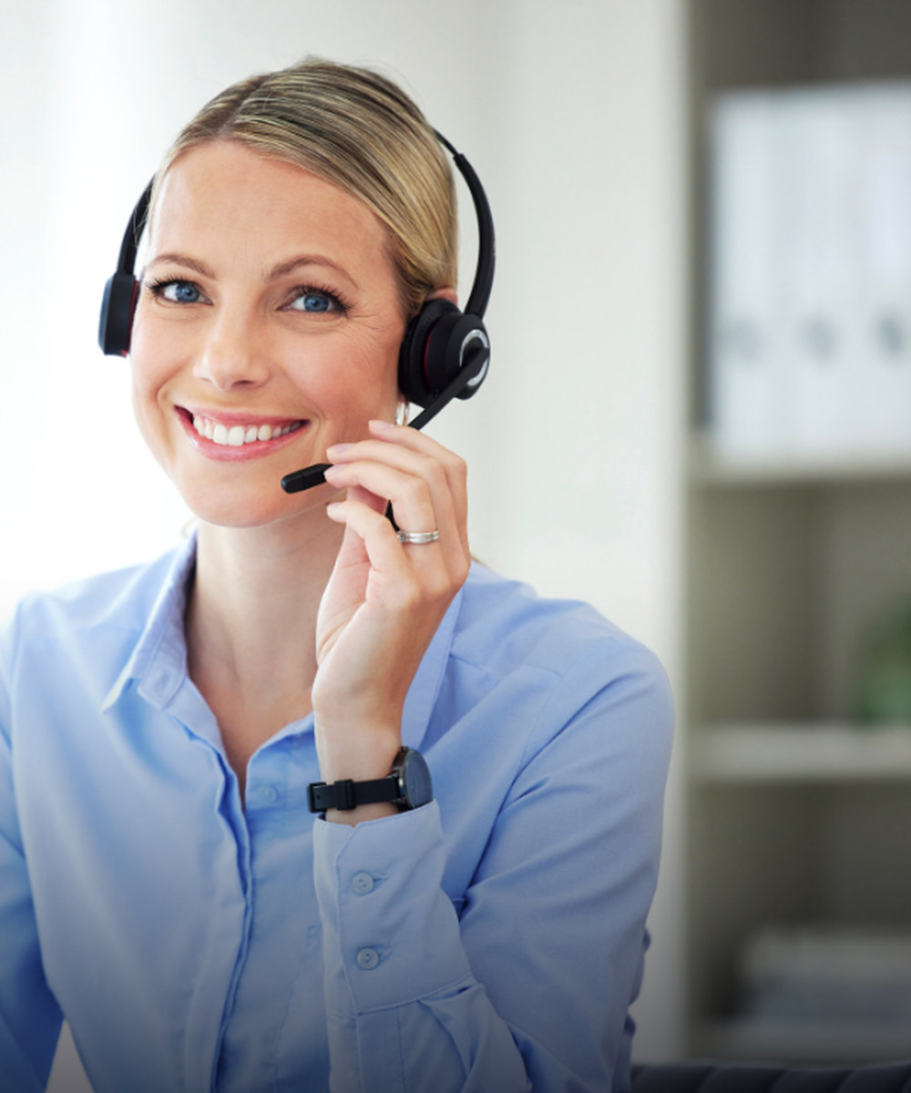 Mitarbeiterin mit Headset am Arbeitsplatz